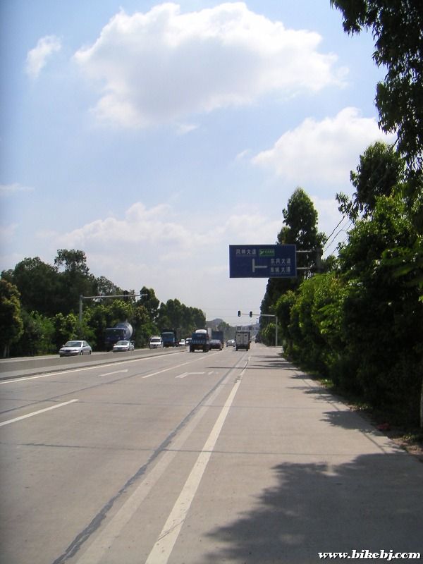 ���·��ǰ���и�ʮ��·�ڣ�Ƭ�Ӵ򲻿��ˣ���ת���������ˣ��ط���·ֱ�߾͵��»���