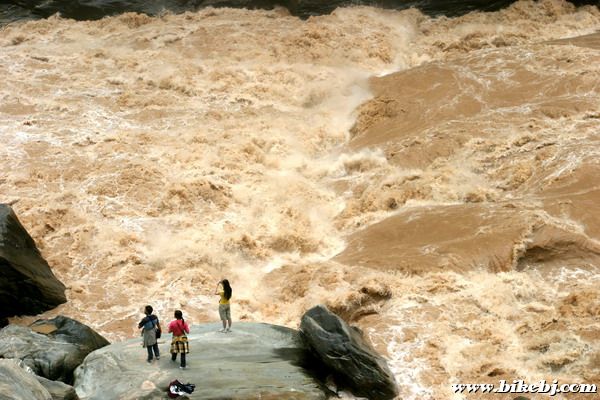 ���κ���