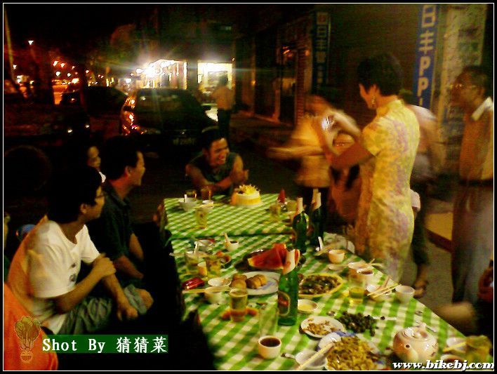 ��Ů���Ƿǻ���Ī���ˣ�ʢװ��ϯ����������Ӱ