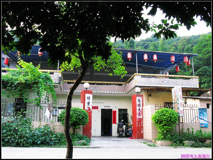 ������ɽׯ�����ܹ����ļ�ͷ������������磬����һ�䡣סһ��70RMB����ͥ�ùݣ���ȫ���ʡ�