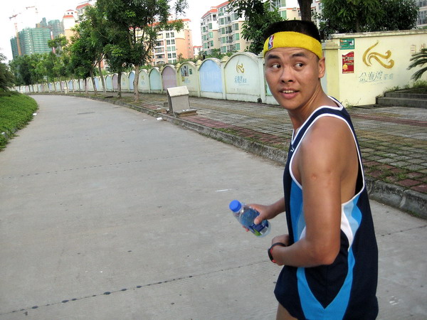 ��һ�ܱ��ܱ߻�ͷ�����أ�