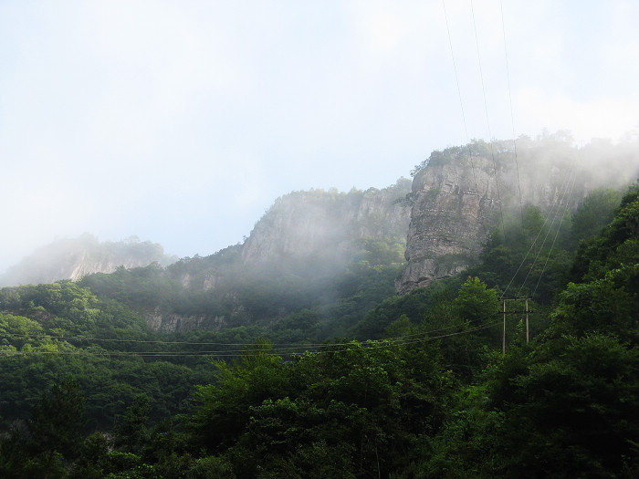 ��;����4