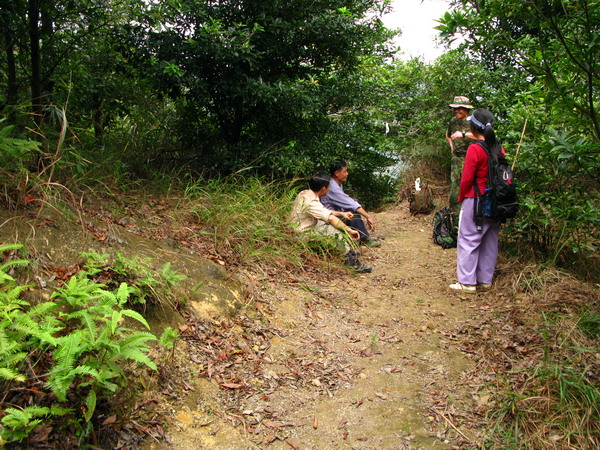 ���·�ڣ���ǰ����ӿڴ壬���󵽴����԰����ߵĲ�̫���Ե�С·���ǵǶ���¥����ɽ·��