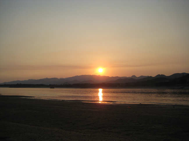 �����ı����ߣ�Ϧ������ɫ���еĸ���Ư��