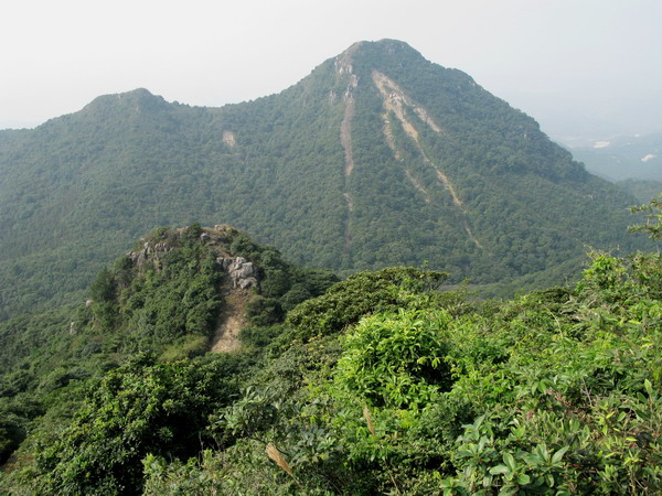 ��Զ���ڵĸ�ɽ