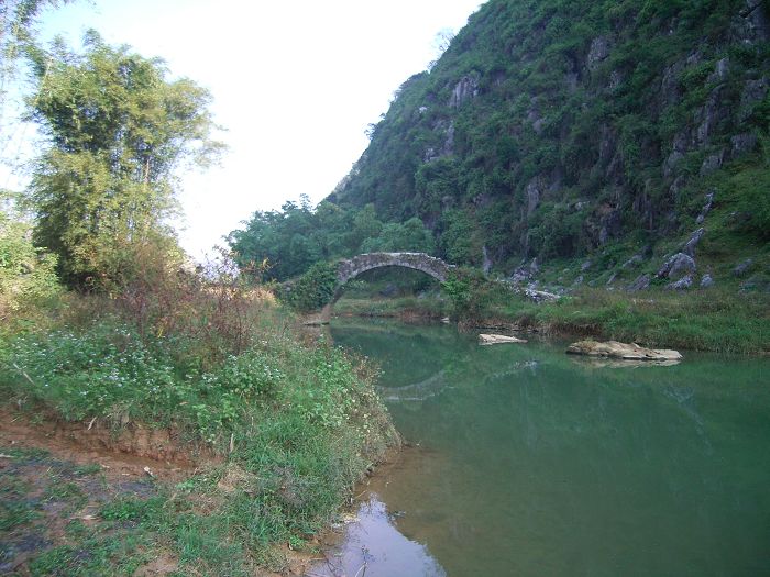 ��ɫ�������̡���С�����š�����Ȼʯͷ���ɣ���������ˮ��ʯ�ҵ��κη�������