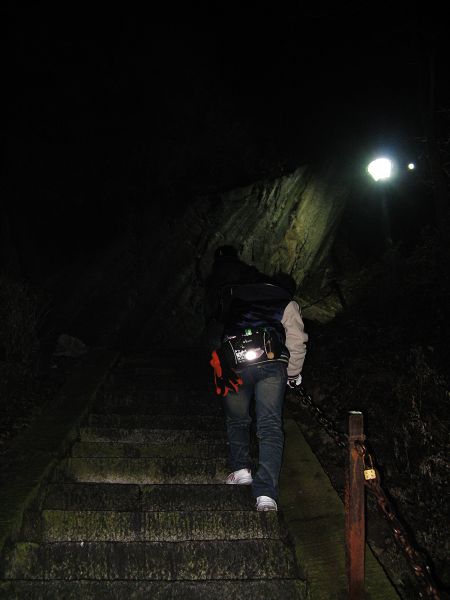 Ϊ����ȫ����ɽʱ���IŮ��ǰ�ߣ����ں��������ȷ���们��...