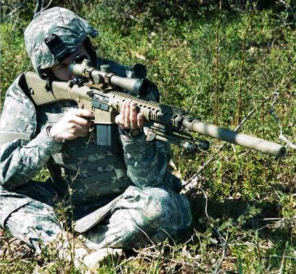 ʹ��M110�ѻ���ǹ��ϰ��׼������ʿ��