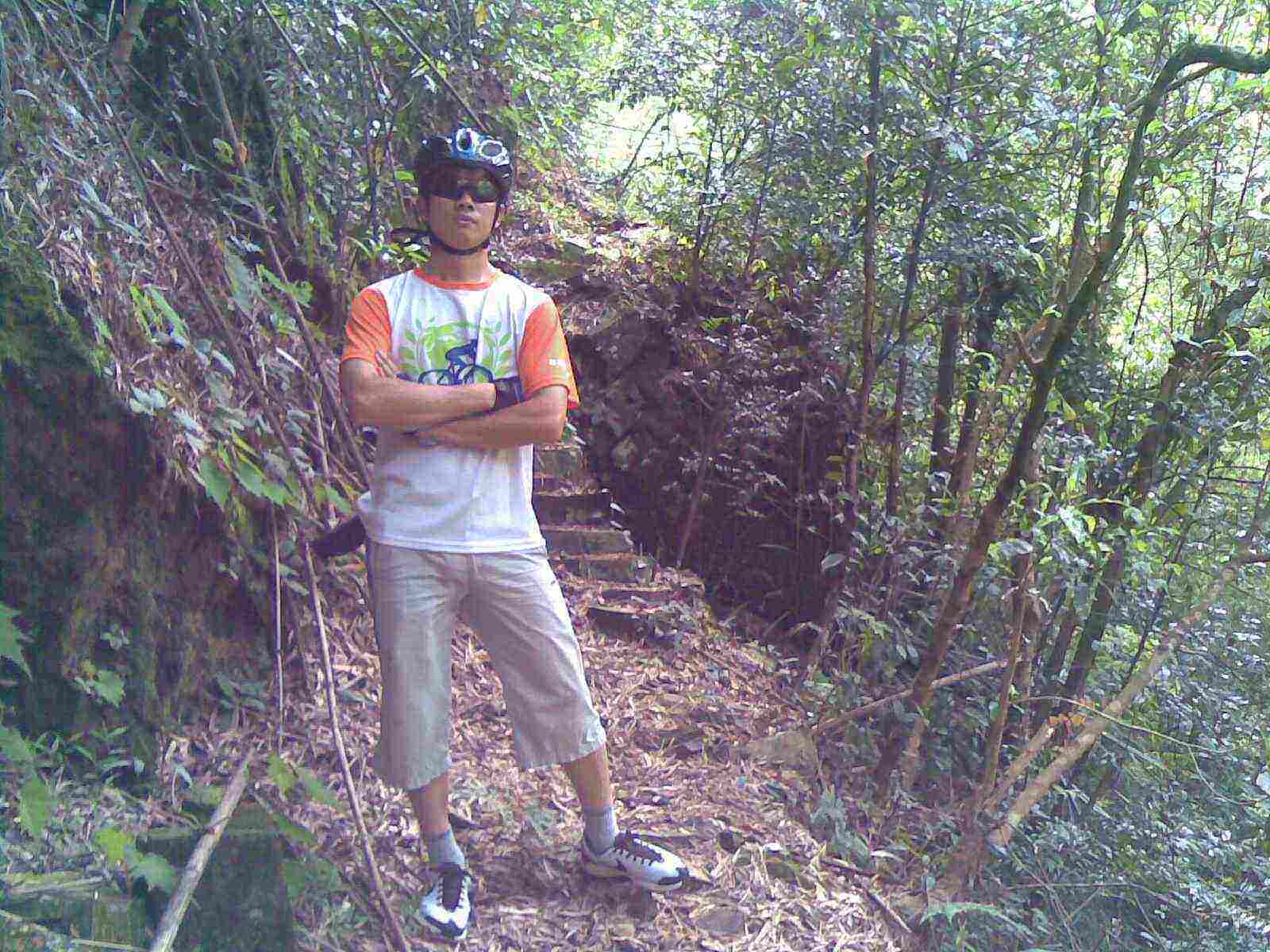 ���ǻ���ڹ��ϵ�ʯ��ǰ