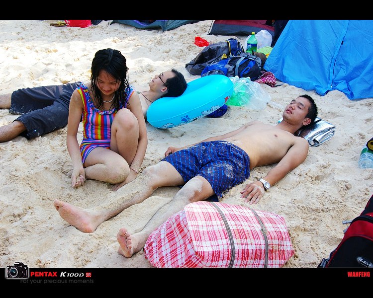 ����һ��ɳ̲����Ů������