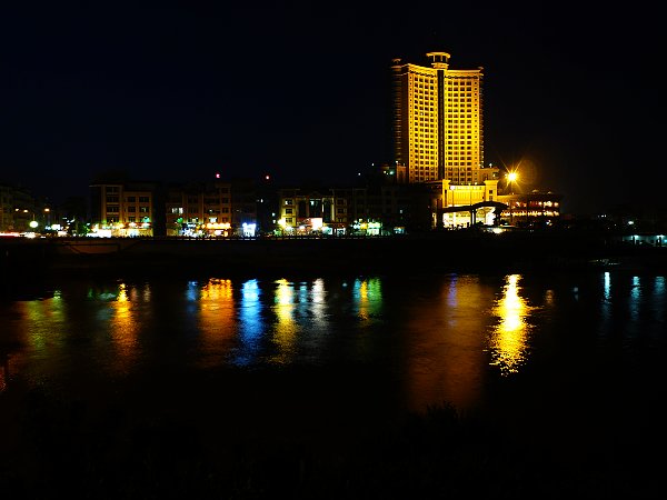 ҹɫ�е��ǺӾƵ�