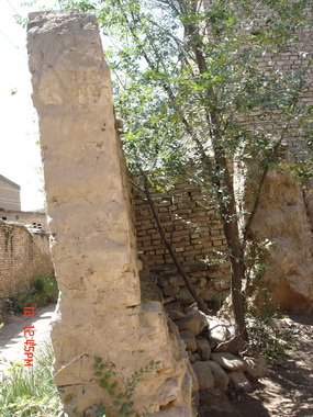 ��һ��ѧ����ȥ̽�ã������ſڵ���ǽ