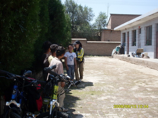 �󵨵�ѧ����վ����������࣬�����Ķ����������ˣ�����վ�����ſڿ����֡�