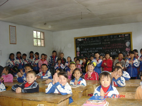 ��һ�߽����ң�ѧ���Ǹ��������ҵ�������ӭ